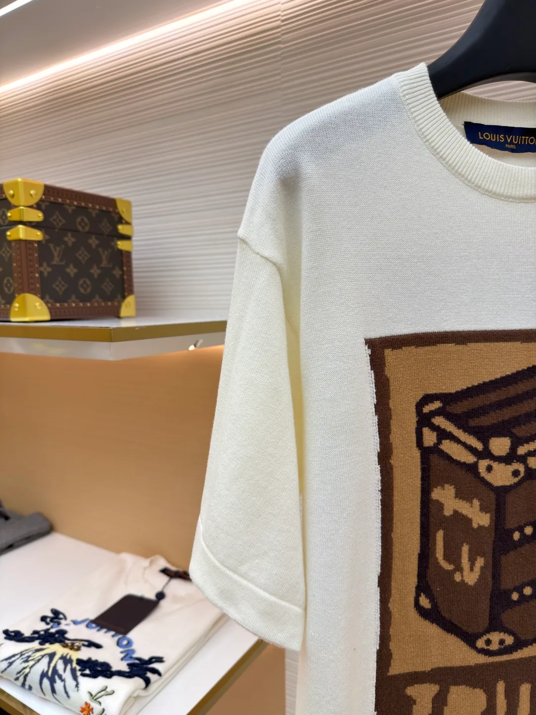 LOUIS VUITTON box flower knitted short sleeves ●Original version: 10,000 purchased and developed ●Item number: 1682409-A55 ●Fabric: densely spun cotton knitted fabric ●Technology: intarsia jacquard production ●Color: white ●Version: fitted version ●Weight: about 330g ●Size: S-M-L-XL ●Description: Custom-woven cloud soft densely spun cotton knitted fabric, delicate, soft and comfortable to the skin The classic black tone exudes an innate sense of luxury and is devouring by temperature. The front uses intarsia to restore the texture of the iconic hard box. The classic tones of antique brown and caramel gold freeze time. The back ends with Monogram flowers, allowing the totem of holding roses to bloom on the fabric. True luxury is never noisy, but there are surprises everywhere. Walking retro pictorial, intarsia jacquard weaving. By interweaving yarns of different colors, intarsia of the iconic hard box and Monogram flowers are formed on the fabric. The fine weaving not only ensures the clarity of the pattern, but also greatly enhances the durability of the fabric. The garment washing water plus soft and deodorizing process uses professional washing equipment and specific detergents to deeply clean and deodorize the clothes, improving the feel and appearance of the clothes. The overall wiring is straight and delicate, the fabric is comfortable and soft, and the color is consistent without color difference. It can be matched with the same style to create a fashionable look and control various occasions. Customized accessories, complete with three standards, same style for men and women!